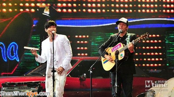 林俊杰攜手Jason Mraz登臺表演