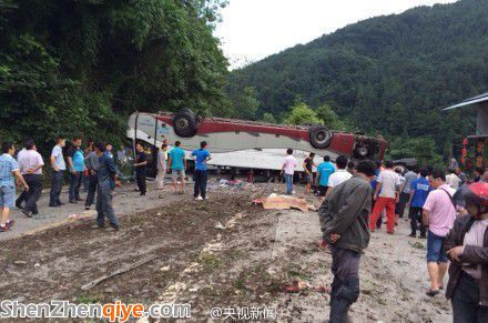 重慶一載51人旅游大巴下山途中翻滾致6死13傷