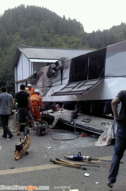 重慶一載51人旅游大巴下山途中翻滾 致6死13傷