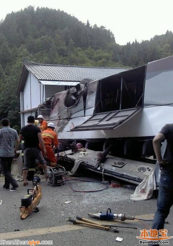重慶旅游大巴爆胎翻滾滑行200米 6死36傷(圖)