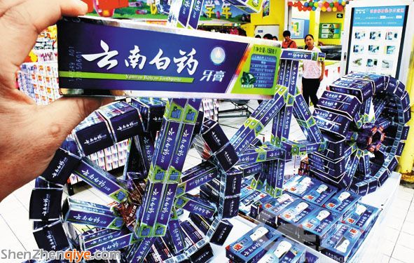 按照1億人民幣現(xiàn)金燒壞4臺點鈔機的效率，這些現(xiàn)金可能要燒壞1萬臺點鈔機。
