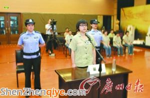 吳英以一頭短發(fā)、戴著眼鏡的形象出現(xiàn)在庭審現(xiàn)場。 新華社 發(fā)