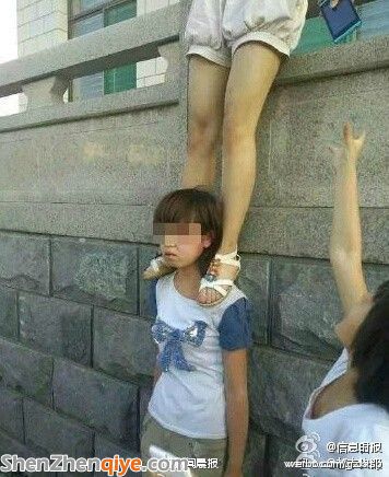 初中女生被扒光上衣遭群毆