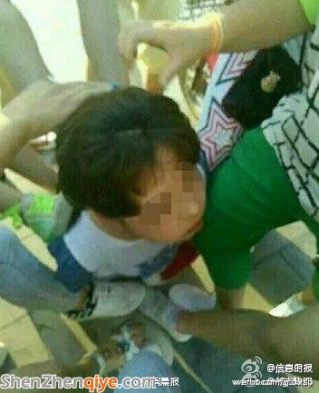 初中女生被扒光上衣遭群毆
