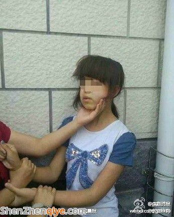 初中女生被扒光上衣遭群毆