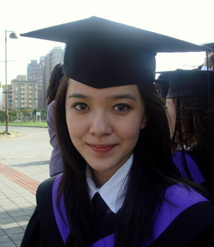 郭采潔大學(xué)畢業(yè)照曝光：長(zhǎng)發(fā)披肩小清新vs短發(fā)霸氣女王范兒