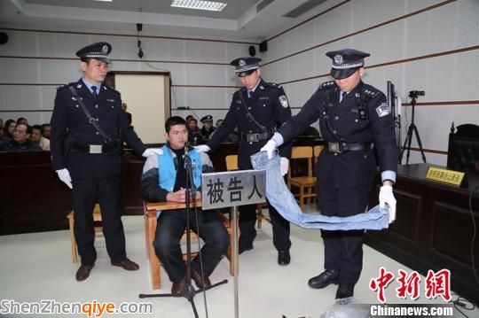 2014年2月13日，在一審庭審中，法庭向胡平展示案發(fā)當晚他穿的衣物　鐘欣　攝