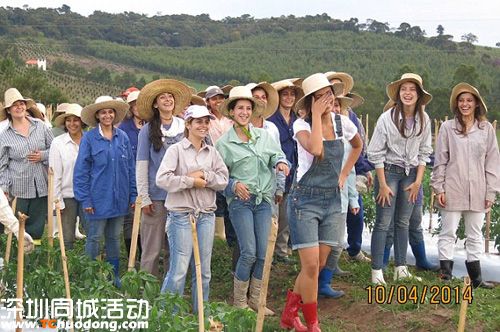 人民網(wǎng)8月28訊 據(jù)《每日郵報》報道，在巴西東南部有一個名符其實(shí)的 女兒國 ，這個小鎮(zhèn)上居住著超過600名女性，而她們絕大多數(shù)年齡都在20到35歲之間。