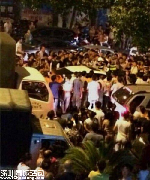 女司機撞人致死不愿下車 與路人對罵