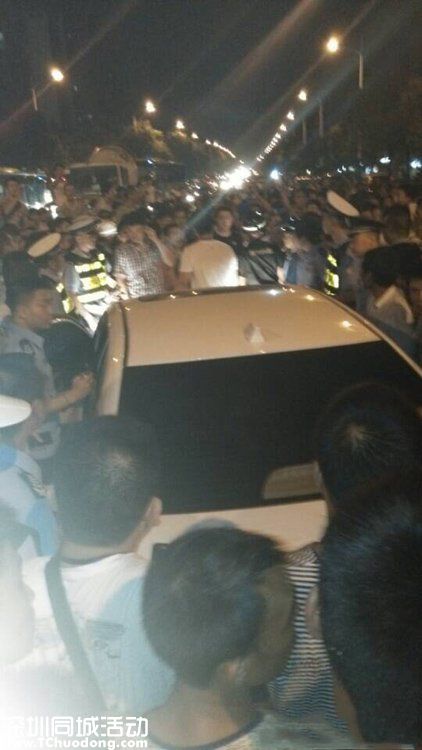 女司機撞人致死不愿下車 與路人對罵