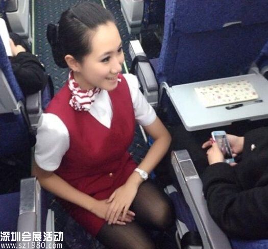 空姐 蹲式服務(wù)  網(wǎng)友：男乘客把持不住