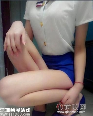 空姐 蹲式服務(wù)  網(wǎng)友：男乘客把持不住