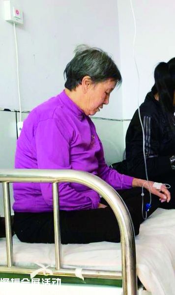 高玉倫母親在醫(yī)院里，下午她將出院回家