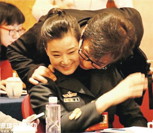 官員后悔曾強(qiáng)摟宋祖英 含沙射影暗諷宋祖英后臺(tái)不敢得罪成龍