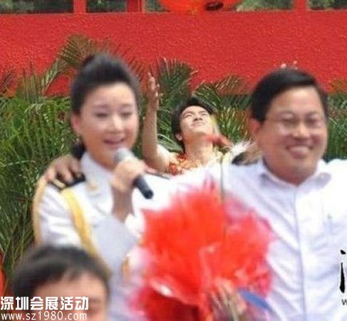 官員后悔曾強(qiáng)摟宋祖英 含沙射影暗諷宋祖英后臺(tái)不敢得罪成龍