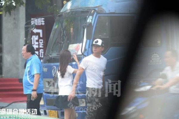 隨后二人索性一路手牽著手來到了停車場(chǎng)。女士長(zhǎng)發(fā)飄飄、清純可愛，與湯女神完全不是一個(gè) 款 的，單從長(zhǎng)相來說，大眼睛、高鼻梁，倒是與熊黛林有幾分相像。