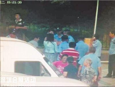 民警趕到現(xiàn)場時，師徒兩人正在糾纏。視頻截圖