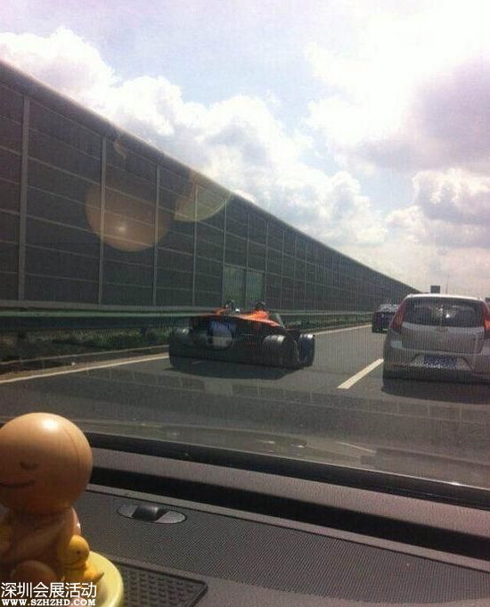周立波駕超豪華敞篷跑車街頭兜風(fēng) 戴禮帽瀟灑