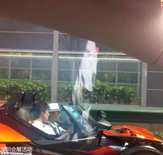 周立波駕超豪華敞篷跑車街頭兜風(fēng) 戴禮帽瀟灑