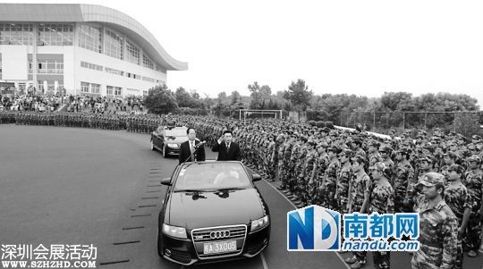 校長(zhǎng)乘敞篷車閱兵照片被刪 回應(yīng):網(wǎng)友太當(dāng)回事
