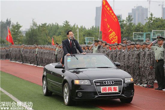 院長(zhǎng)石秀和在閱兵車(chē)檢閱整裝待發(fā)的新生們。