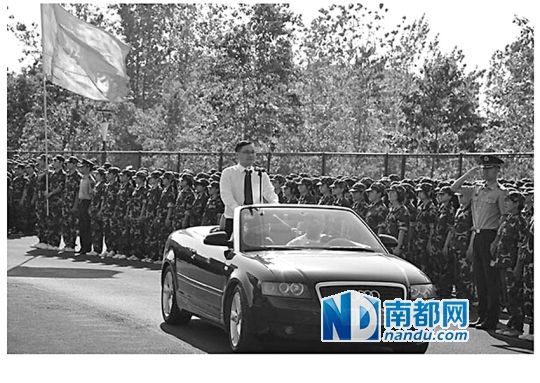 校長(zhǎng)乘敞篷車閱兵照片被刪 回應(yīng):網(wǎng)友太當(dāng)回事
