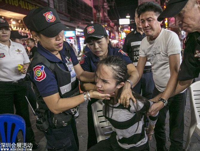 9月21日，泰國芭堤雅，泰國警方在著名的紅燈區(qū) 步行街 開展打擊色情旅游和犯罪行動(dòng)，以改善城市形象。據(jù)悉，被捕的性工作者將被處以10美元的罰款。