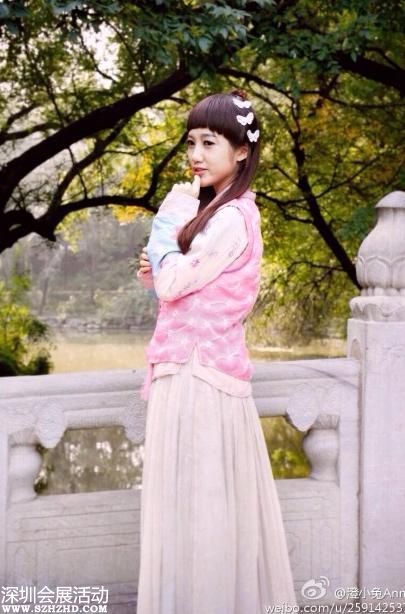 亮眼的古裝扮相，清秀的臉龐，北大小師妹非常符合師妹氣質(zhì)