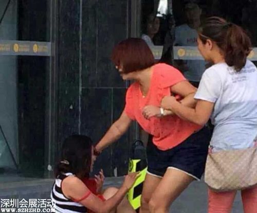 曝南京原配酒吧抓小三 卻被小三扒光扔街頭(圖)