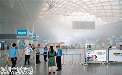 昨日15時許，廣州南站候車廳內(nèi)肯德基餐飲店空調(diào)主機冒煙。 新華視點 微博發(fā)