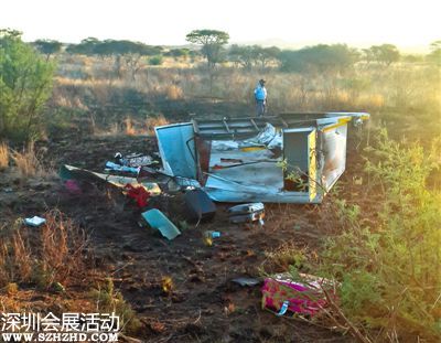 1日在南非約翰內(nèi)斯堡附近的車禍現(xiàn)場。中國旅行團3人亡。新華社發(fā)