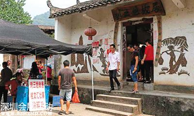 游客在劉三姐故居參觀。