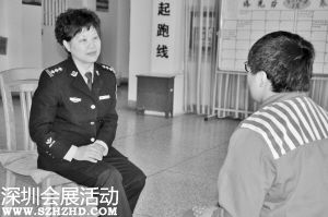 樂燕在獄中接受心理輔導。記者 冒群 攝