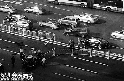 奧迪車撞開 黃金護欄 