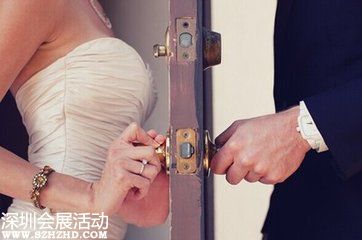 今年23歲的馮曉嵐，8月2日領(lǐng)了結(jié)婚證，下個(gè)月就要舉行婚禮，可邀請(qǐng)父母的事情，讓她和新婚丈夫犯了難。