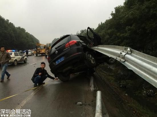 車禍現(xiàn)場(chǎng)觸目驚心。
