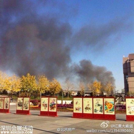 新京報(bào)快訊(記者饒沛) 今日13時(shí)03分，119指揮中心接到報(bào)警，北京西城區(qū)西長安街11號院內(nèi)起火。指揮中心立即調(diào)派3個(gè)中隊(duì)10部消防車到場處置。