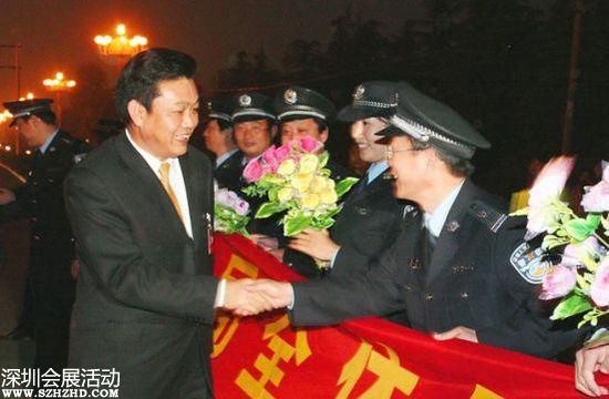 2007年10月24日下午，十七大閉幕后，李連玉24下午返抵邳州，當(dāng)?shù)仉S即舉行隆重歡迎儀式。駐軍、武警、警察、官員、護(hù)士、學(xué)生、農(nóng)民全被動(dòng)員起來。數(shù)千官員及民眾夾道歡迎，有人點(diǎn)鞭炮、放煙花，有人舞龍舞獅，拉橫額，還有樂隊(duì)演奏。胸前戴著十七大名牌的李連玉在紅地毯上昂首闊步，向歡迎者揮手。有年輕姑娘送上鮮花，有年老農(nóng)婦送上水果，壯觀之極。