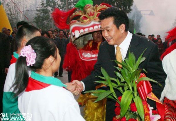 2007年10月24日下午，十七大閉幕后，李連玉24下午返抵邳州，當(dāng)?shù)仉S即舉行隆重歡迎儀式。駐軍、武警、警察、官員、護(hù)士、學(xué)生、農(nóng)民全被動(dòng)員起來(lái)。數(shù)千官員及民眾夾道歡迎，有人點(diǎn)鞭炮、放煙花，有人舞龍舞獅，拉橫額，還有樂(lè)隊(duì)演奏。胸前戴著十七大名牌的李連玉在紅地毯上昂首闊步，向歡迎者揮手。有年輕姑娘送上鮮花，有年老農(nóng)婦送上水果，壯觀之極。