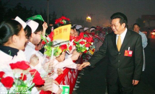 2007年10月24日下午，十七大閉幕后，李連玉24下午返抵邳州，當(dāng)?shù)仉S即舉行隆重歡迎儀式。駐軍、武警、警察、官員、護(hù)士、學(xué)生、農(nóng)民全被動(dòng)員起來(lái)。數(shù)千官員及民眾夾道歡迎，有人點(diǎn)鞭炮、放煙花，有人舞龍舞獅，拉橫額，還有樂(lè)隊(duì)演奏。胸前戴著十七大名牌的李連玉在紅地毯上昂首闊步，向歡迎者揮手。有年輕姑娘送上鮮花，有年老農(nóng)婦送上水果，壯觀之極。