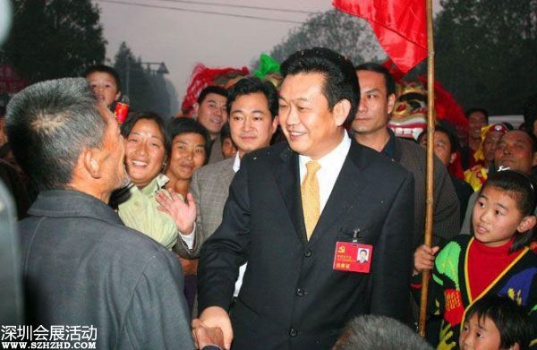 2007年10月24日下午，十七大閉幕后，李連玉24下午返抵邳州，當(dāng)?shù)仉S即舉行隆重歡迎儀式。駐軍、武警、警察、官員、護(hù)士、學(xué)生、農(nóng)民全被動(dòng)員起來(lái)。數(shù)千官員及民眾夾道歡迎，有人點(diǎn)鞭炮、放煙花，有人舞龍舞獅，拉橫額，還有樂(lè)隊(duì)演奏。胸前戴著十七大名牌的李連玉在紅地毯上昂首闊步，向歡迎者揮手。有年輕姑娘送上鮮花，有年老農(nóng)婦送上水果，壯觀之極。