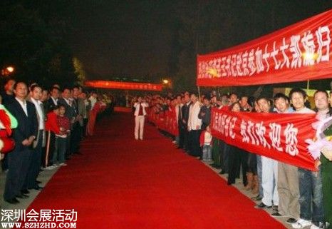 2007年10月24日下午，十七大閉幕后，李連玉24下午返抵邳州，當(dāng)?shù)仉S即舉行隆重歡迎儀式。駐軍、武警、警察、官員、護士、學(xué)生、農(nóng)民全被動員起來。數(shù)千官員及民眾夾道歡迎，有人點鞭炮、放煙花，有人舞龍舞獅，拉橫額，還有樂隊演奏。胸前戴著十七大名牌的李連玉在紅地毯上昂首闊步，向歡迎者揮手。有年輕姑娘送上鮮花，有年老農(nóng)婦送上水果，壯觀之極。