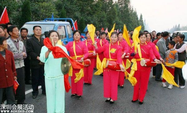 2007年10月24日下午，十七大閉幕后，李連玉24下午返抵邳州，當(dāng)?shù)仉S即舉行隆重歡迎儀式。駐軍、武警、警察、官員、護(hù)士、學(xué)生、農(nóng)民全被動(dòng)員起來。數(shù)千官員及民眾夾道歡迎，有人點(diǎn)鞭炮、放煙花，有人舞龍舞獅，拉橫額，還有樂隊(duì)演奏。胸前戴著十七大名牌的李連玉在紅地毯上昂首闊步，向歡迎者揮手。有年輕姑娘送上鮮花，有年老農(nóng)婦送上水果，壯觀之極。