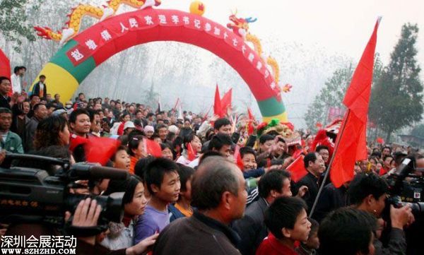 2007年10月24日下午，十七大閉幕后，李連玉24下午返抵邳州，當(dāng)?shù)仉S即舉行隆重歡迎儀式。駐軍、武警、警察、官員、護(hù)士、學(xué)生、農(nóng)民全被動(dòng)員起來。數(shù)千官員及民眾夾道歡迎，有人點(diǎn)鞭炮、放煙花，有人舞龍舞獅，拉橫額，還有樂隊(duì)演奏。胸前戴著十七大名牌的李連玉在紅地毯上昂首闊步，向歡迎者揮手。有年輕姑娘送上鮮花，有年老農(nóng)婦送上水果，壯觀之極。
