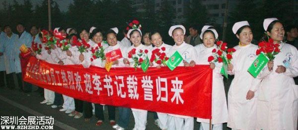 2007年10月24日下午，十七大閉幕后，李連玉24下午返抵邳州，當(dāng)?shù)仉S即舉行隆重歡迎儀式。駐軍、武警、警察、官員、護(hù)士、學(xué)生、農(nóng)民全被動(dòng)員起來(lái)。數(shù)千官員及民眾夾道歡迎，有人點(diǎn)鞭炮、放煙花，有人舞龍舞獅，拉橫額，還有樂(lè)隊(duì)演奏。胸前戴著十七大名牌的李連玉在紅地毯上昂首闊步，向歡迎者揮手。有年輕姑娘送上鮮花，有年老農(nóng)婦送上水果，壯觀之極。