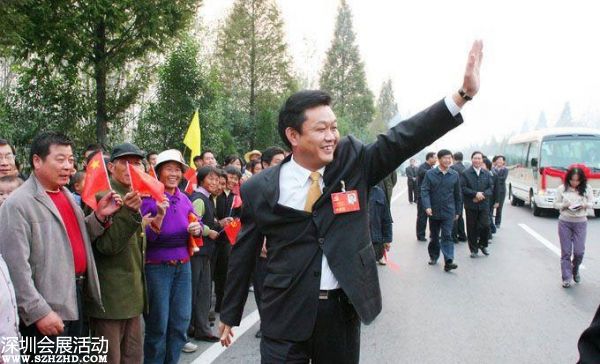 2007年10月24日下午，十七大閉幕后，李連玉24下午返抵邳州，當(dāng)?shù)仉S即舉行隆重歡迎儀式。駐軍、武警、警察、官員、護(hù)士、學(xué)生、農(nóng)民全被動(dòng)員起來。數(shù)千官員及民眾夾道歡迎，有人點(diǎn)鞭炮、放煙花，有人舞龍舞獅，拉橫額，還有樂隊(duì)演奏。胸前戴著十七大名牌的李連玉在紅地毯上昂首闊步，向歡迎者揮手。有年輕姑娘送上鮮花，有年老農(nóng)婦送上水果，壯觀之極。