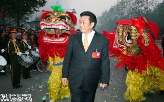 李連玉參加十七大返鄉(xiāng)，接受群眾夾道歡迎。
