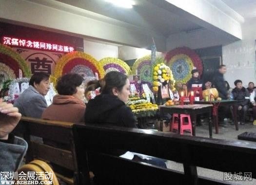 女官員半裸自殺