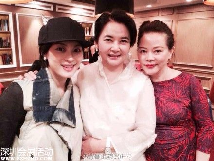 孫儷母女與胡慧中合影
