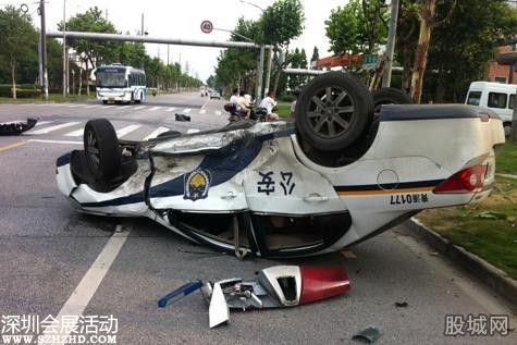 警車撞進(jìn)小賣部